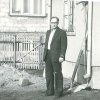 dziadek przed domem